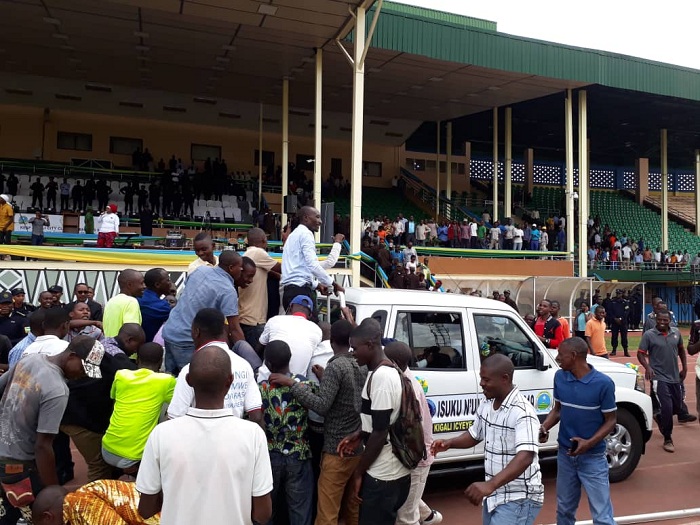 Abaturage ba Kimironko bishimira imodoka bahawe