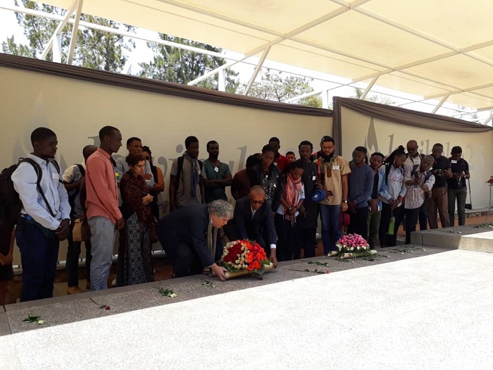 Abanyamakuru bafotora baturutse mu bihugu bitandukanye bunamiye abazize Jenoside yakorewe Abatutsi baruhukiye mu Rwibutso rwa Kigali