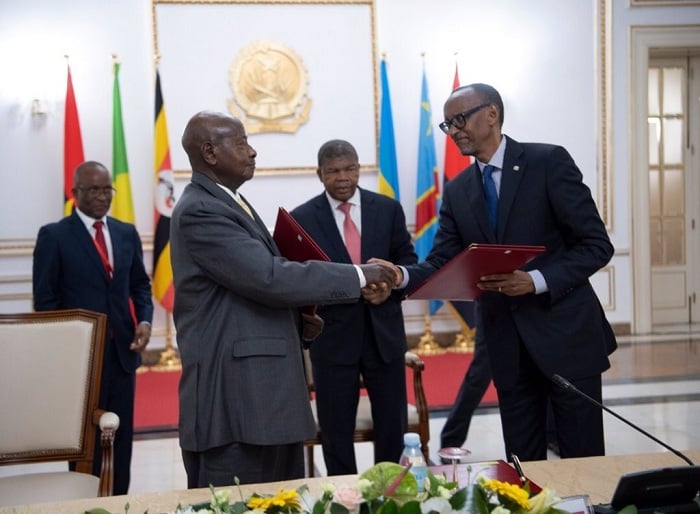 Ba Perezida Kagame na Museveni bamaze gushyira umukono ku masezerano