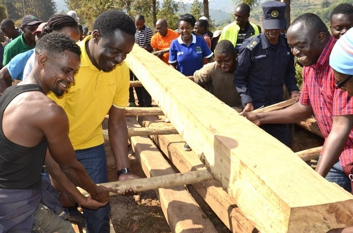 Mu Karere ka Gicumbi binyuze mu muganda biyubakiye ikiraro