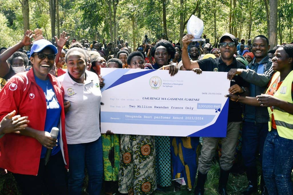 Abaturage na Meya wa Gakenke (Wambaye ikoti ritukura) mu byishimo bidasanzwe
