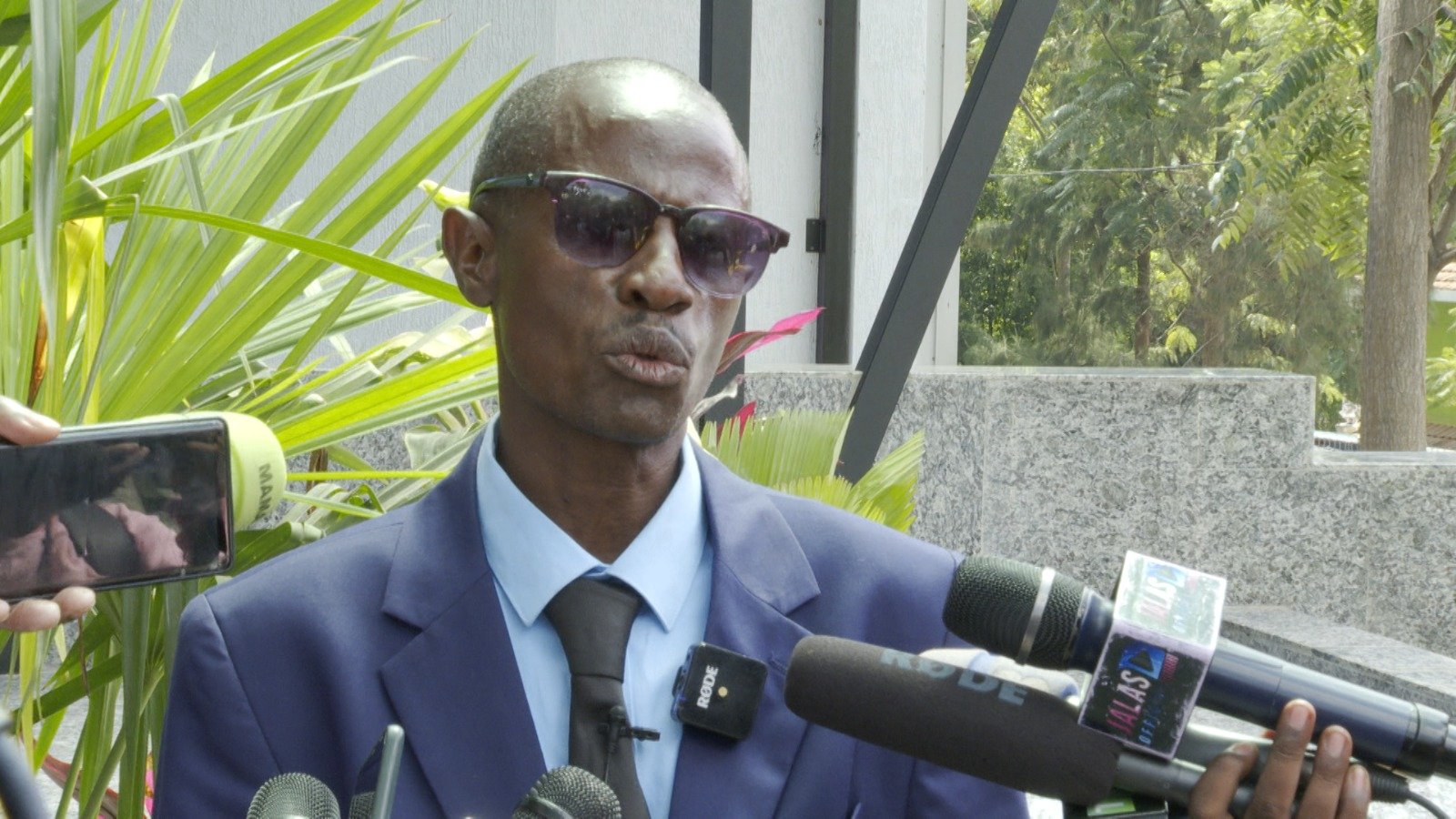 Barafinda yavuze ko urugendo rwo gushaka ibyangombwa rutari rworoshye