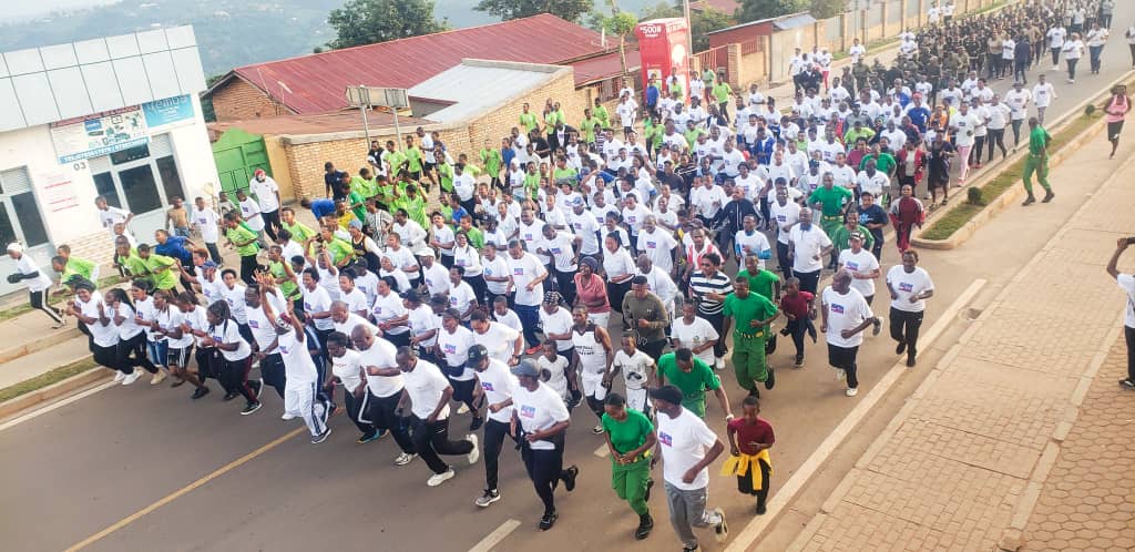 Abanyagicumbi mu mirenge yose bifatanyije n'abari n'abategarugori mu mirenge muri siporo yihariye