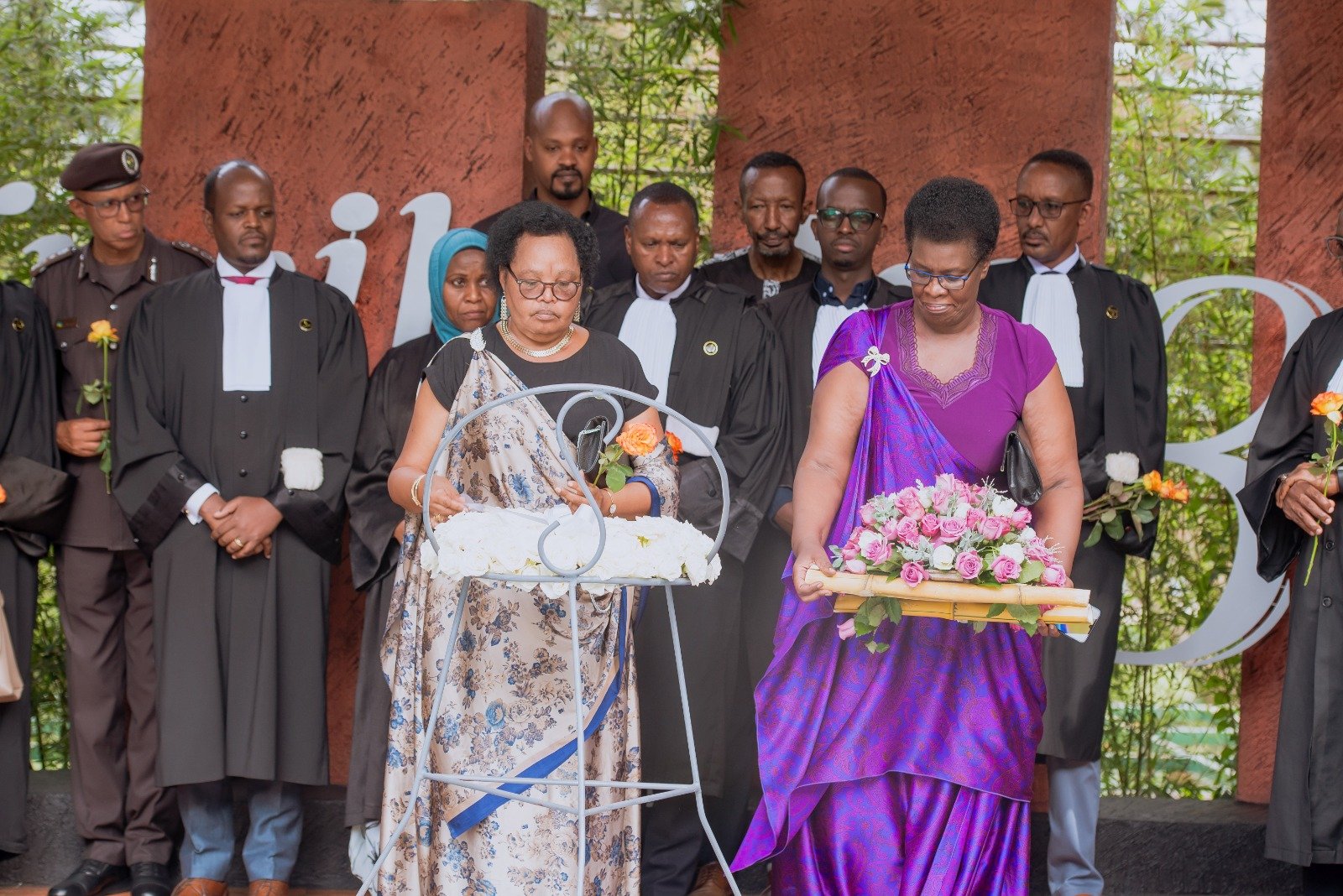Abo mu miryango y'abunganiraga abandi mu mategeko bashyira indabo ku mva