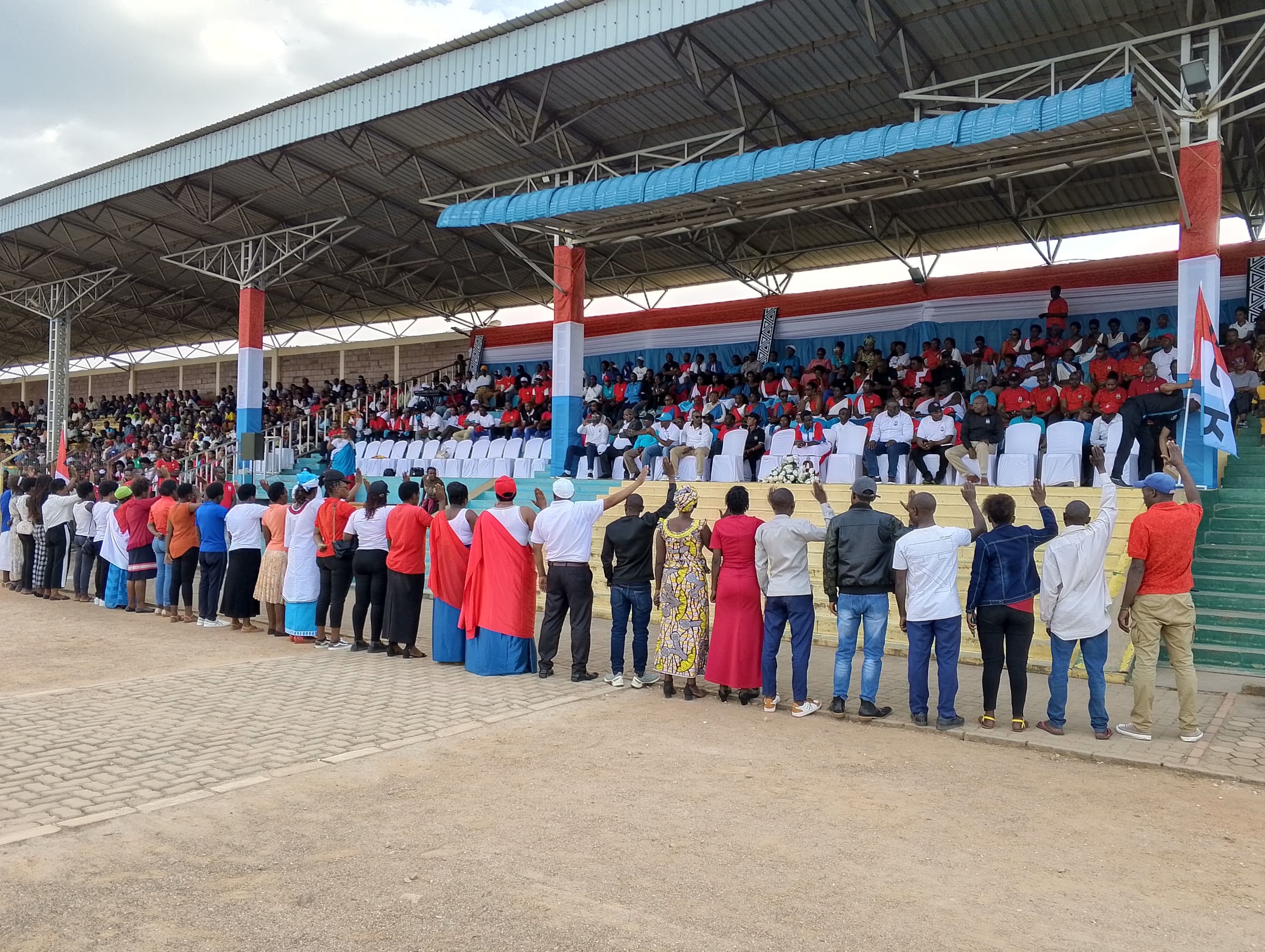 Barahiriye imbere y'abasanzwe bamenyereye mu muryango