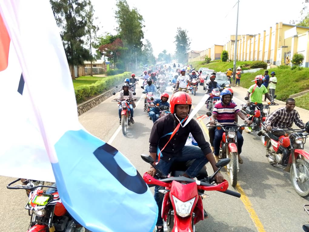 Babanje kuzenguruka umujyi wa Muhanga bishimira ibyo bagezeho