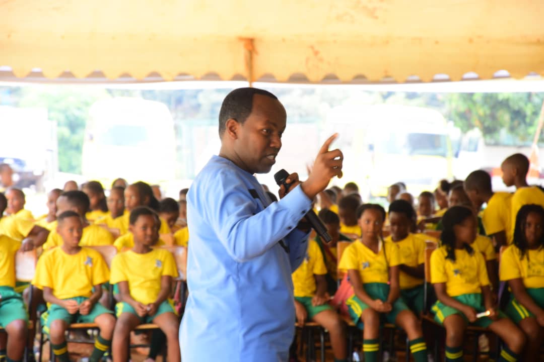 Umukozi w'Urwego rw'Ubwiteganyirize mu Rwanda, Rutsinga Jacques, aganiriza abanyeshuri bo muri Le Petit Prince