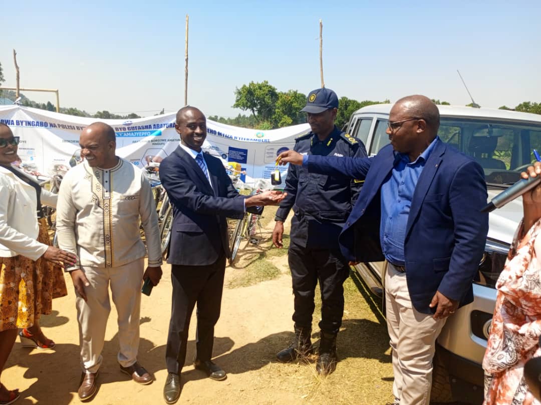 Minisitiri w'ubutegetsi bw'igihugu Jean Claude Musabyimana ashyikiriza umunyamabanga nshingwabikorwa w'Umurenge wa Gasaka, Guillaume Furaha infunguzo z'imodoka 