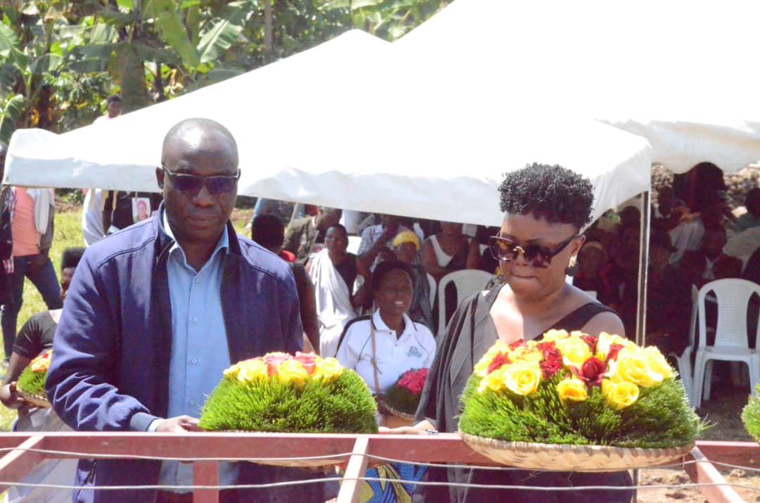 Ba komiseri ba FPR Inkotanyi bashyira indabo ku mva ya Nirere