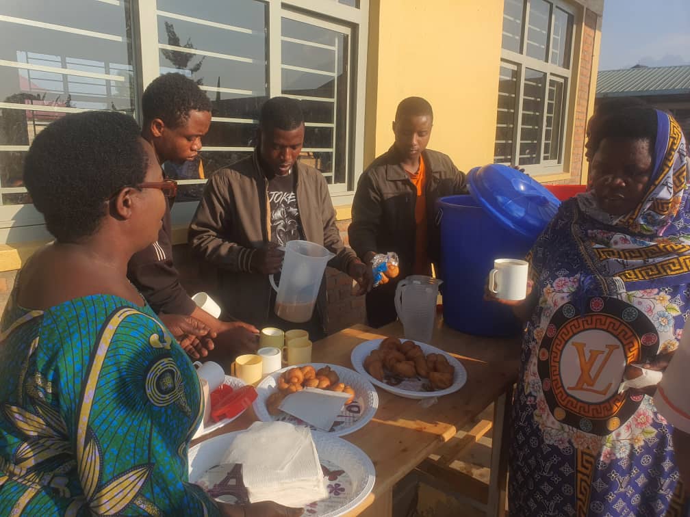 Mu Murenge wa Cyuve, akagari ka Rwebeya, ahitwa Gashangiro ho, abayobozi b'umudugudu banateguye icyayi n'amandazi