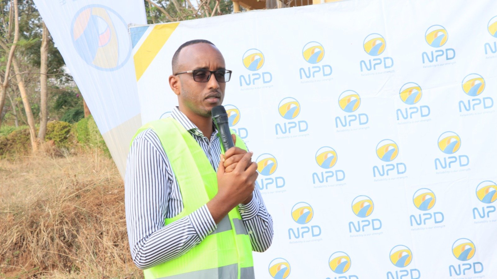 Bugesera District Governor Mutabazi Richard asked everyone to do their part to build the road as soon as possible. Bugesera District Governor Mutabazi Richard asked everyone to do their part to build the road as soon as possible.