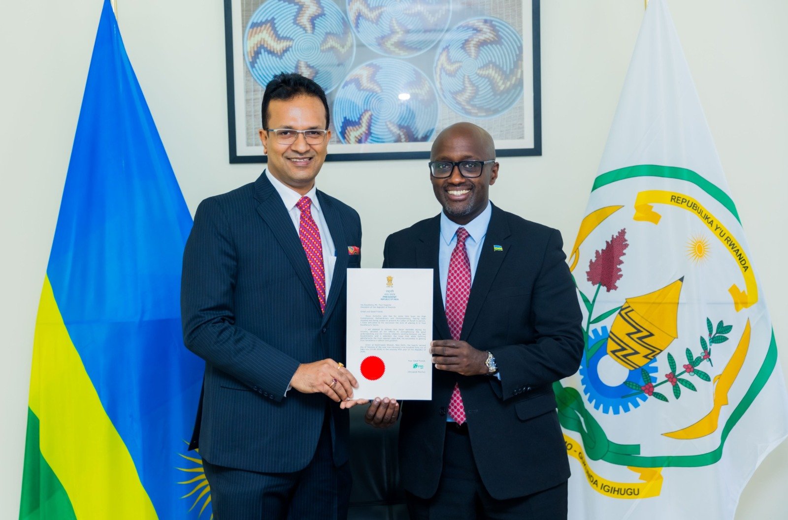 Ambasaderi Mridu Pawan Das w'u Buhinde ashyikiriza Minisitiri Nduhungirehe impapuro