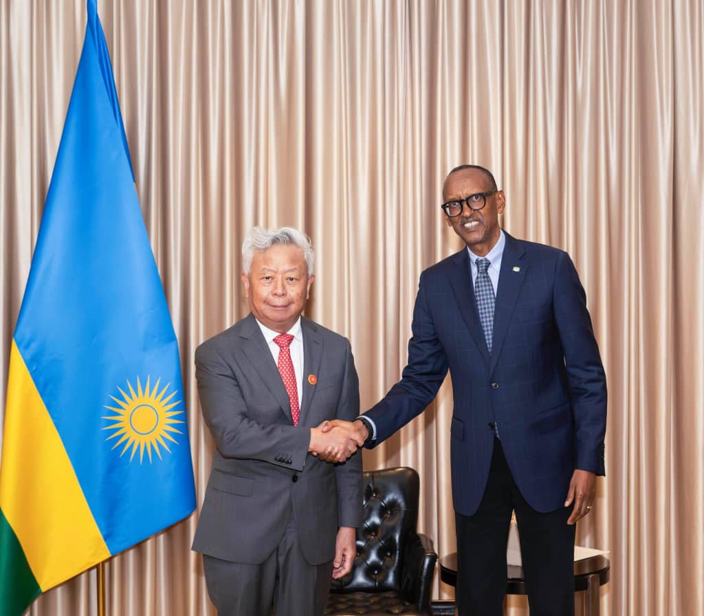 Perezida Kagame yagiranye ibiganiro n'umuyobozi wa Banki ya Aziya iteza imbere ishoramari mu bikorwa remezo