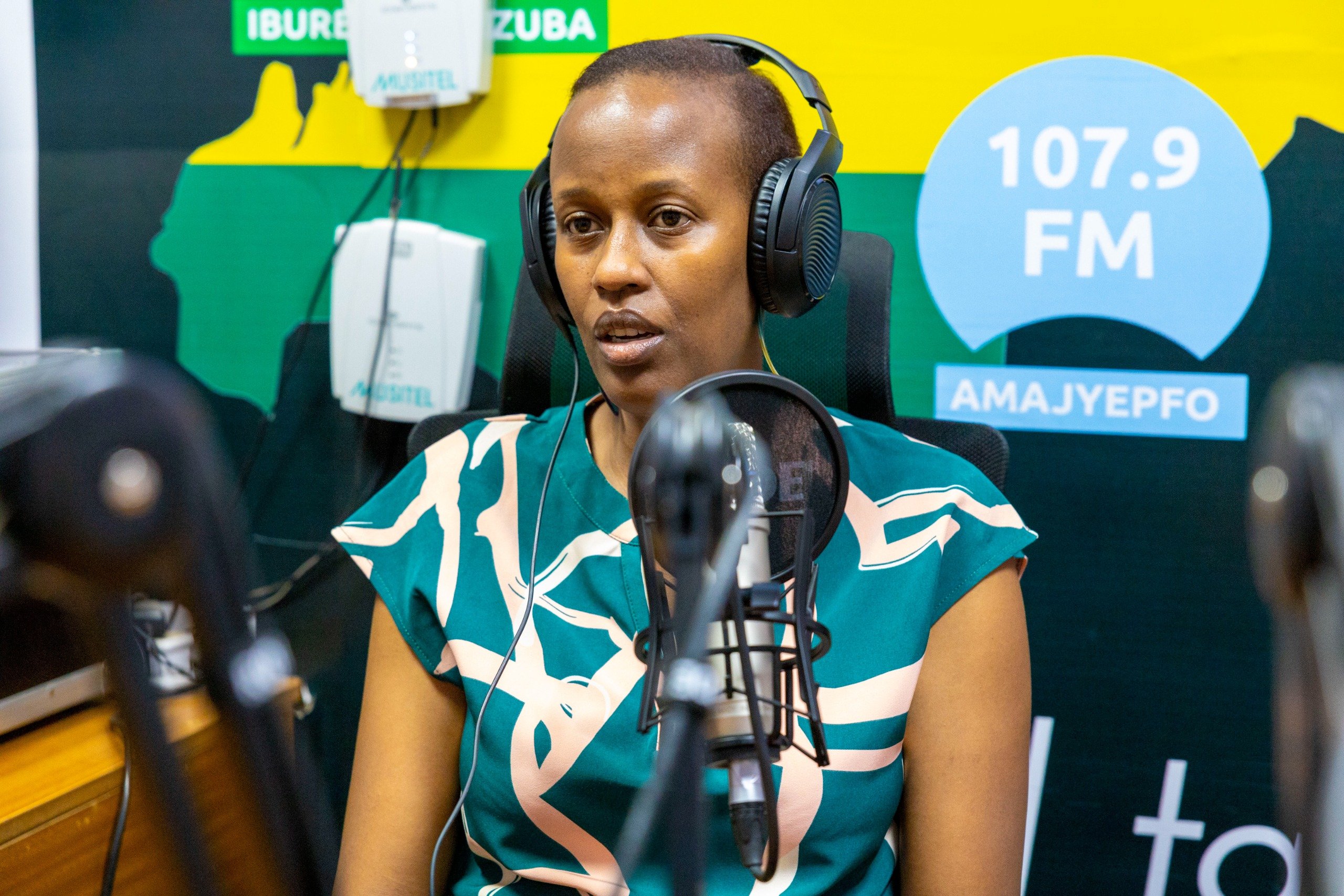 Nicole avuga ko nubwo hasohotse izi noti nshya, Abanyarwanda bakangurirwa gukomeza gukoresha uburyo bwo guhererekanya amafaranga mu ikoranabuhanga