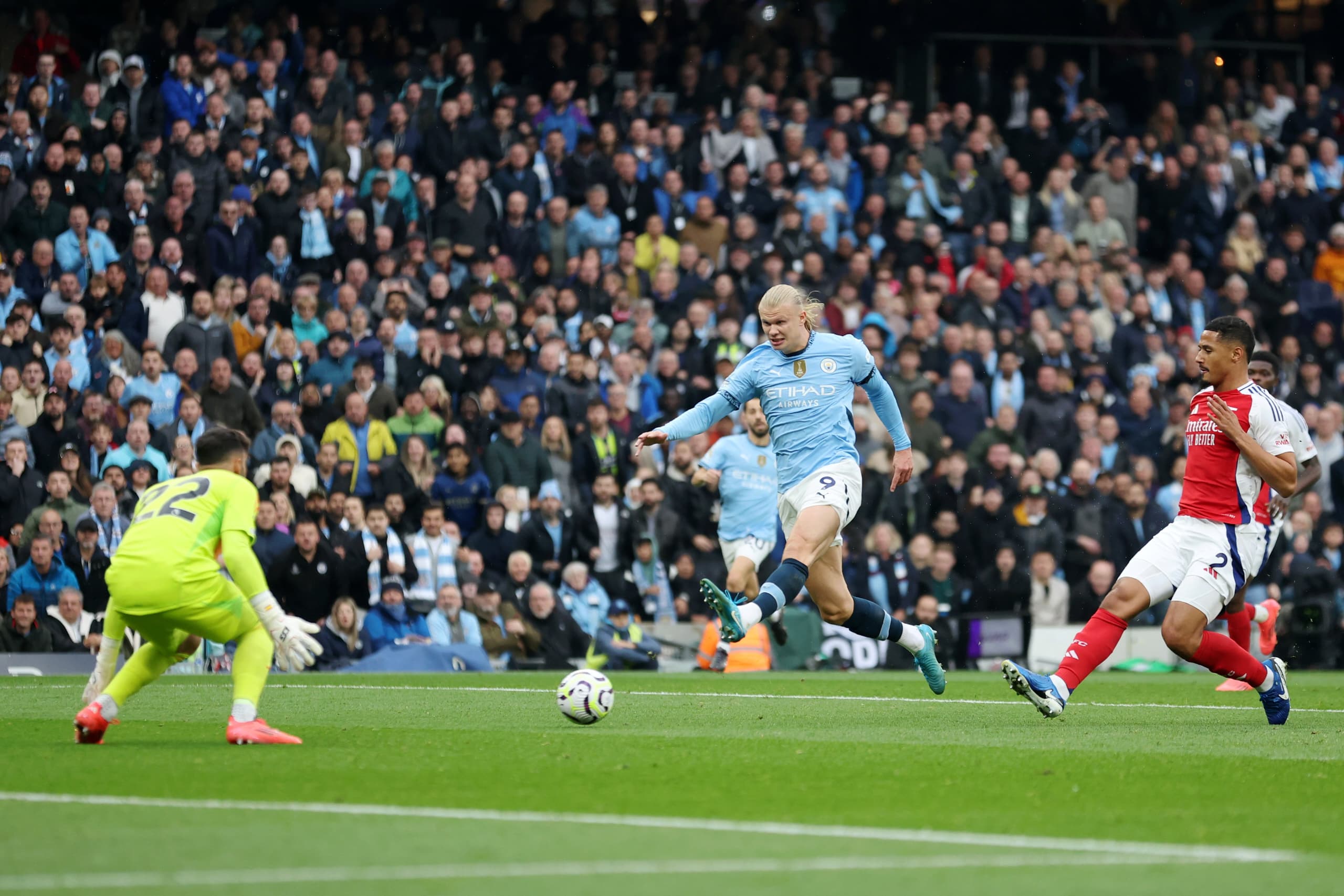 Haaland ubwo yari acomotse ba myugariro ba Arsenal agatsinda igitego cya mbere cya Man City