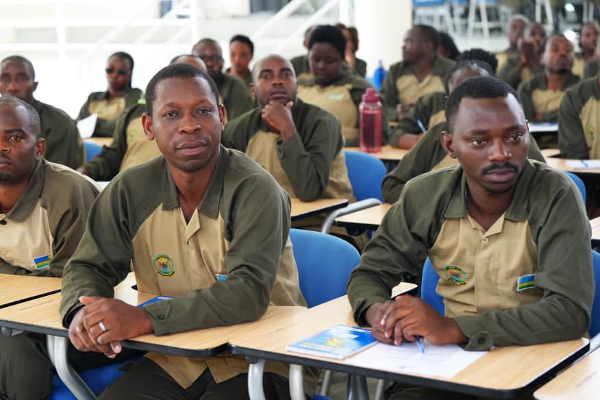 Biyemeje kujya bigisha amateka mu buryo bwimbitse kandi bashize amanga