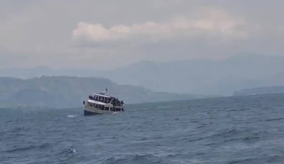 Ubwo ubwato bwari butangiye kurohama mu mazi