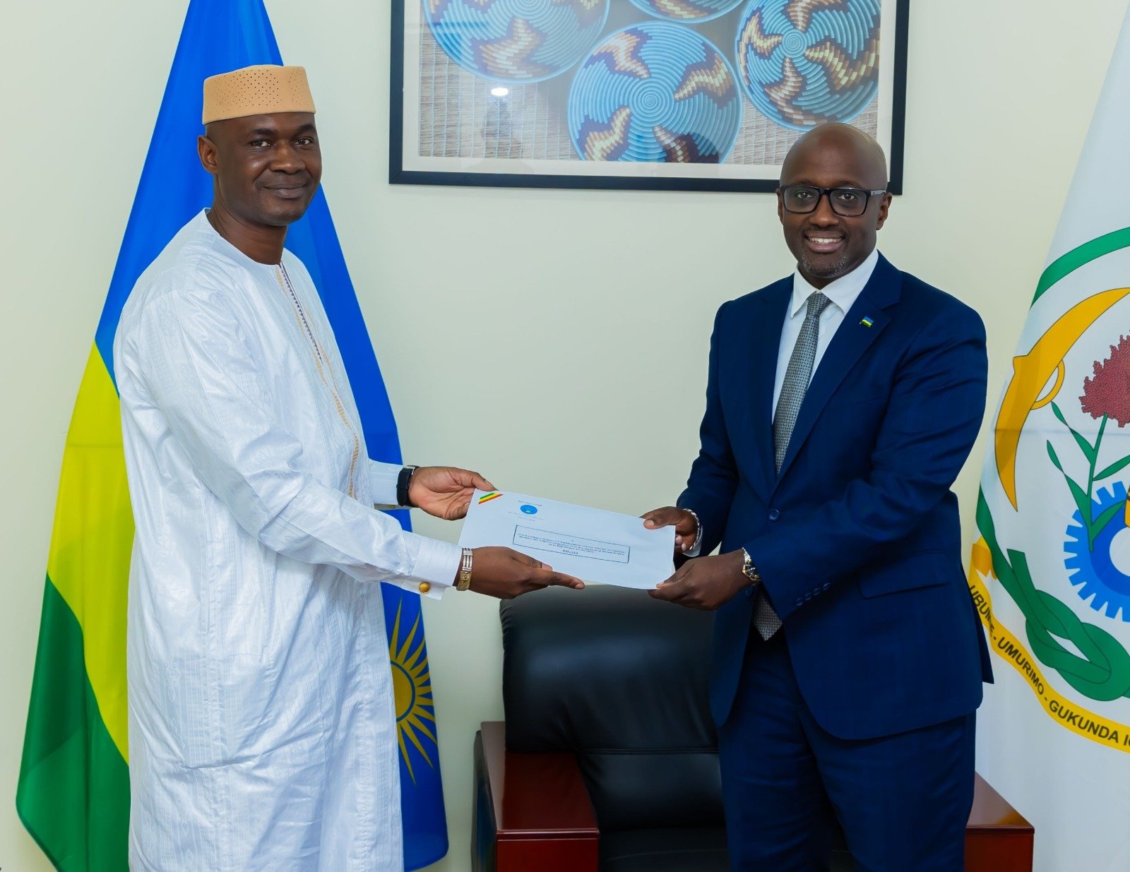 Minisitiri Nduhungirehe yakiriye kopi z'impapuro za Ambasaderi mushya wa Mali mu Rwanda