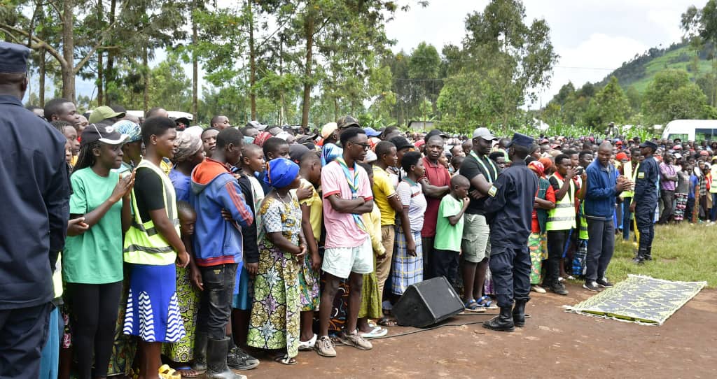 Sena yakoreye umuganda mu Ntara y'Amajyaruguru inenga ingengabitekerezo ya Jenoside iri kuhavugwa