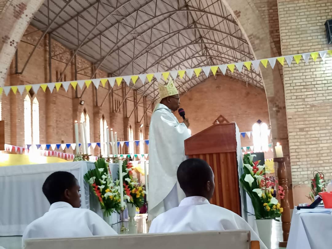 Musenyeri Filipo Rukamba mu misa ya Noheli kuri Katedrali ya Butare