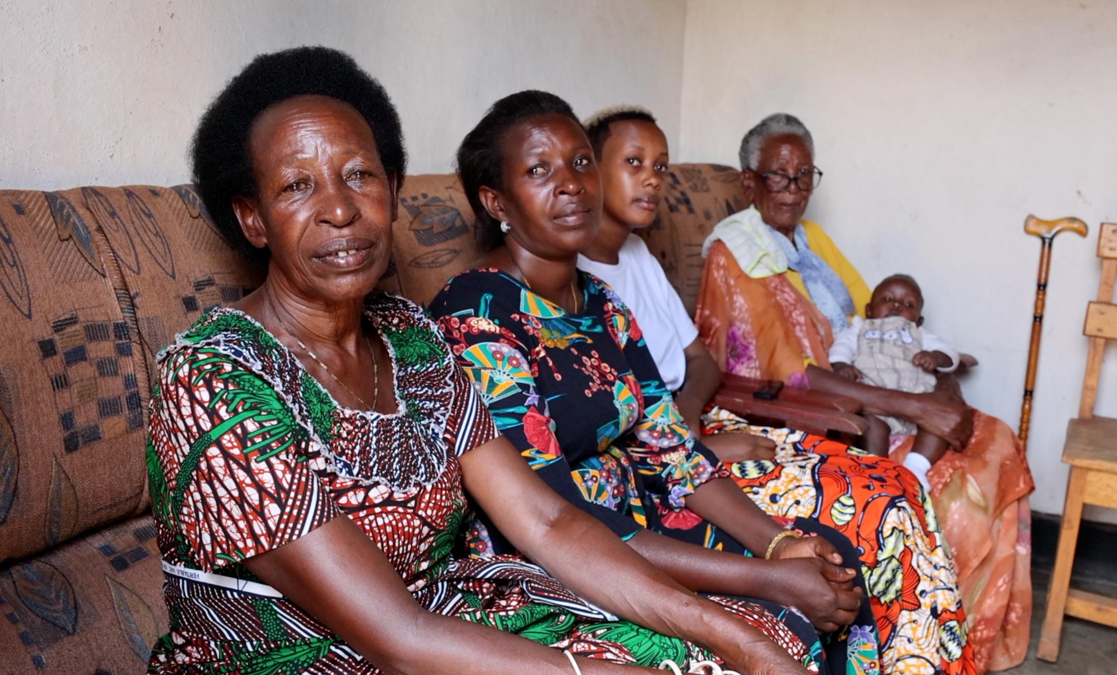 Uhereye i bumoso: Twagiramariya Tasiyana umukobwa w'imfura wa mukecuru Mukarubuga,Kayitesi Joselyne umwuzukuru wa Mukarubuga, Kamikazi Liliane, umwuzukuruza wa Mukarubuga, hanyuma mukecuru Mukarubuga ateruye ubuvivi bwe, bebe Agwize Queen Dollah w'amezi ane