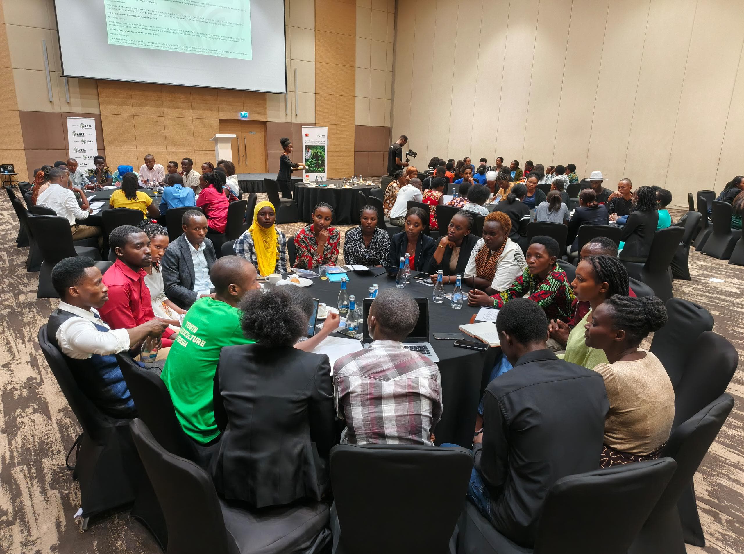 Bamwe mu rubyiruko rwo hirya no hino mu Gihugu ruri mu bikorwa by'ubuhinzi n'ubworozi baherutse guhurira mu biganiro i Kigali, bungurana ibitekerezo n'abafatanyabikorwa ku cyakorwa kugira ngo ubuhinzi n'ubworozi bwabo bwaguke