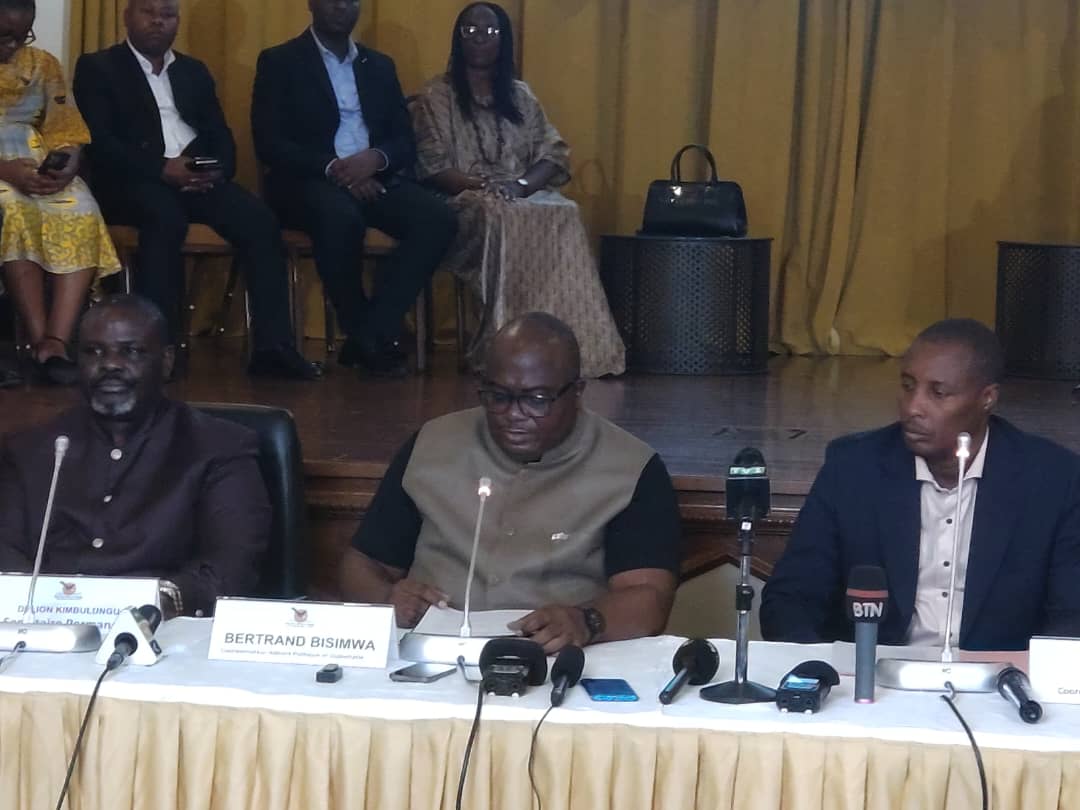 Umuyobozi wungirije wa AFC/M23(hagati)Bertrand Bisimwa asubiza ibibazo by'abanyamakuru