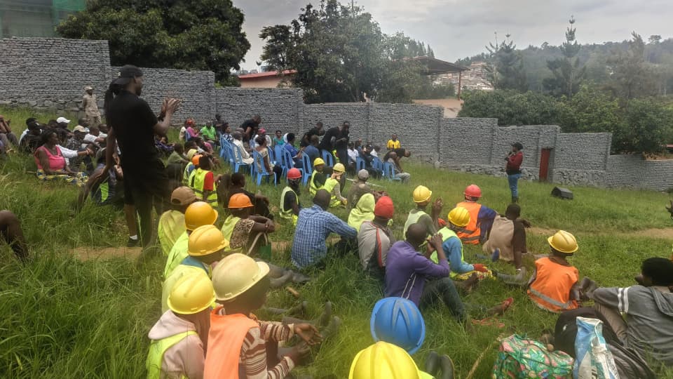 Umunyamabanga Nshingwabikorwa w'Umurenge wa Kicukiro, Mukandahiro Hydayat, yashishikarije abaturage gutera ibiti no mu ngo zabo cyane cyane iby'imbuto 