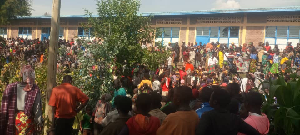 Mu Gataraga, aho abana bavuga ko baboneye Bikira Mariya - Iyo poto y'amashanyarazi ishinze ahazanyuzwa umuriro ngo ni yo bamubonyeho