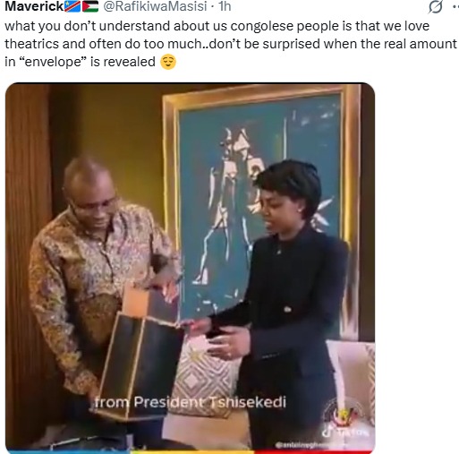 Uyu munyamakuru aherutse kugaragara yakira impano yahawe na Perezida Tshisekedi wa RDC