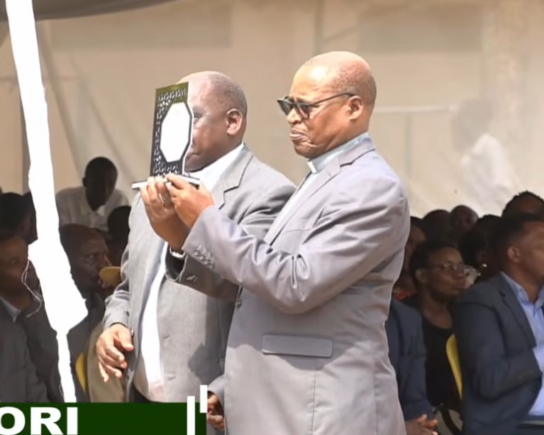 Igihembo cyahawe Padiri Gatete wayoboye IFAK nyuma ya Jenoside yakorewe Abatutsi