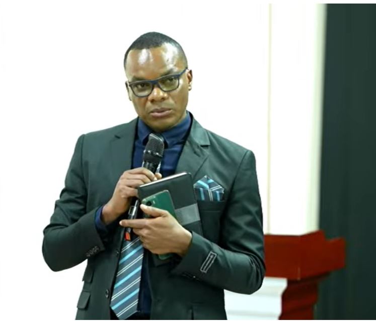 Perezida w'Urugaga rw'Abahesha b'Inkiko b'Umwuga mu Rwanda, Me Jean Aimé Niyonkuru, yanenze Abahesha b'Inkiko bishyuriza abakiriya babo ariko amafaranga bakayishyirira ku mufuka