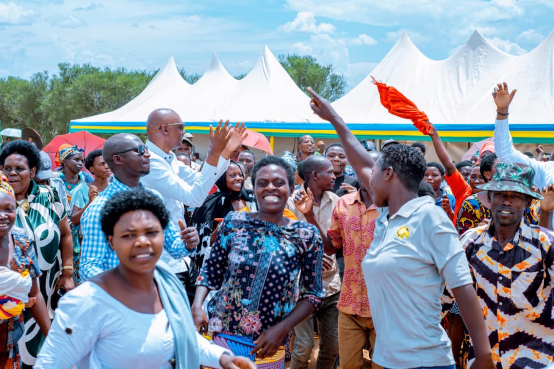 Abaturage bishimira ko Abajyanama bitoreye babegera bakaganira kuri gahunda z'iterambere