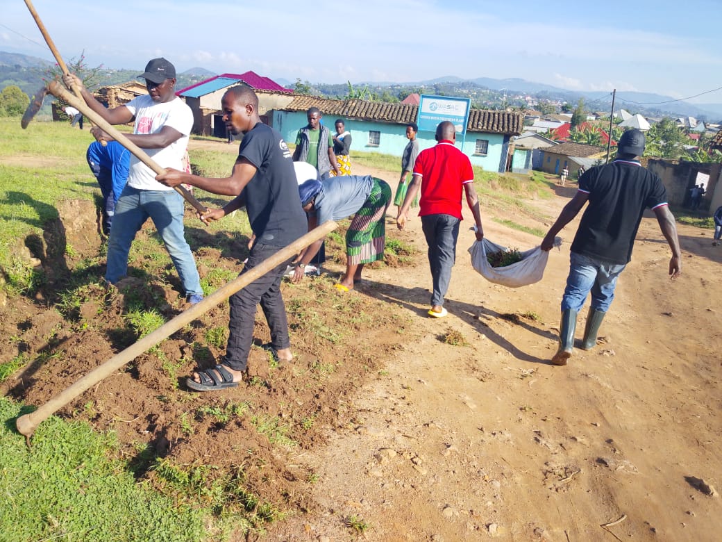 Mu Mirenge yose y'Akarere ka Muhanga habereye umuganda udasanzwe w'ubukangurambaga bw'isuku