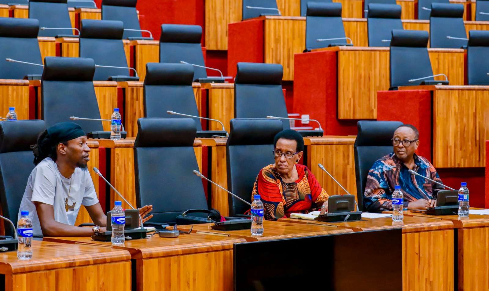 Abahanzi Muyango Jean Marie, Ruti Joel na Mariya Yohani, baganiriye n'Abadepite ku cyakorwa kugira ngo Ikinyarwanda gikoreshwe mu buryo bunoze