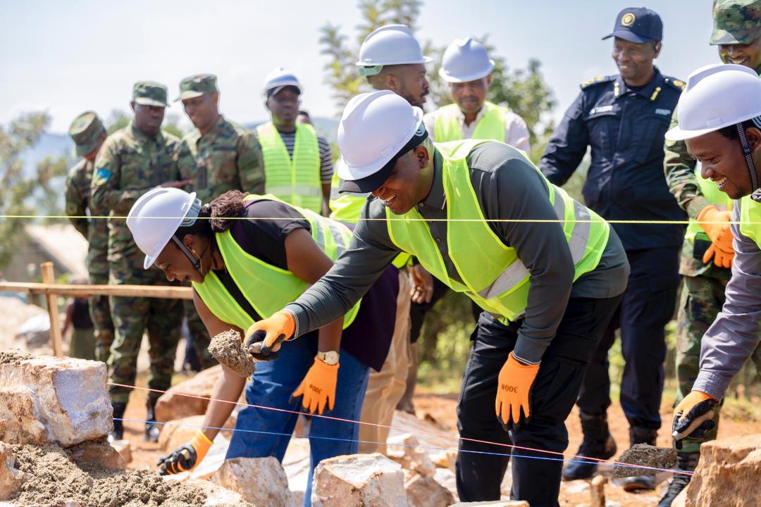 Minisitiri w'Ingabo, Juvenal Marizamunda (hagati) hamwe n'abandi bayobozi batangije ibikorwa by'Ingabo na Polisi byo gufasha abaturage mu mibereho myiza n'iterambere