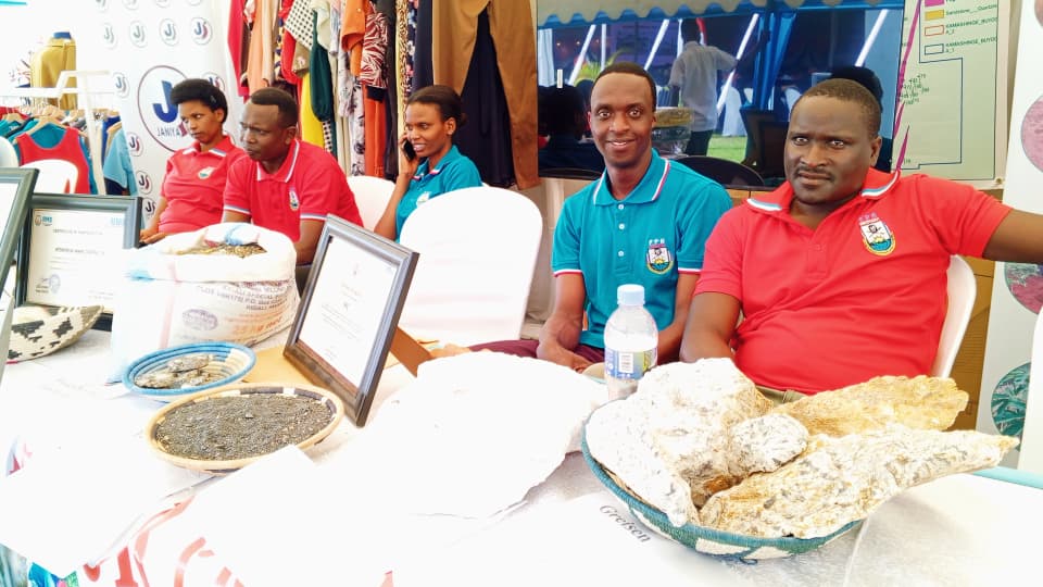 Hamuritswe ibikorwa by'ubuhinzi, inganda, ubucukuzi bw'amabuye y'agaciro, n'ubuzima