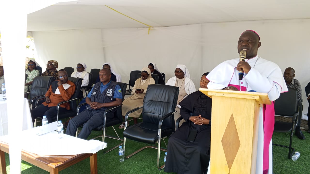 Musenyeri Ntivuguruzwa avuga ko imiti n'ibikoresho bidahagije ngo umurwayi akire