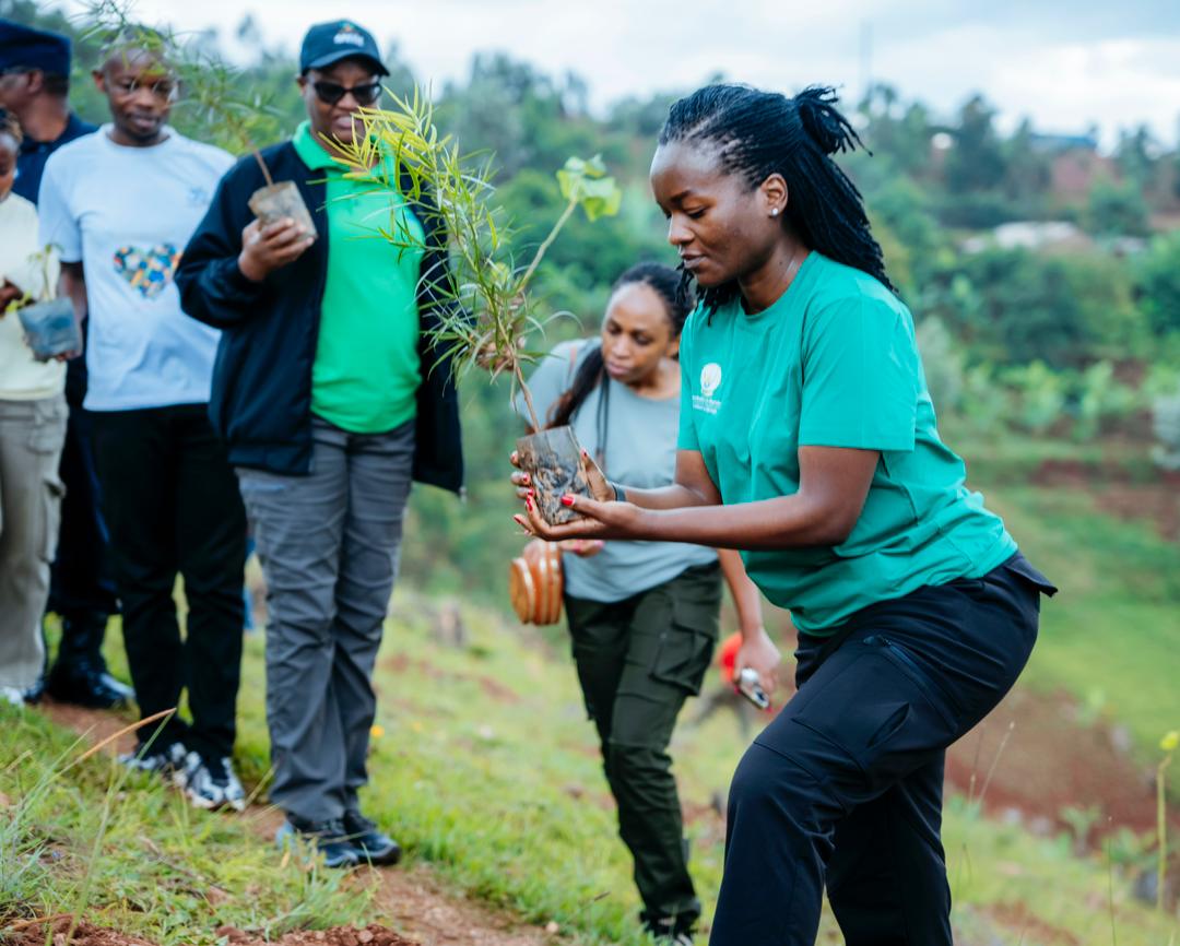 Minisitiri w'Ibidukikije, Dr. Bernadette Arakwiye, yifatanyije mu muganda rusange n'abatuye mu Mirenge ya Rutunga na Gikomero mu Karere ka Gasabo
