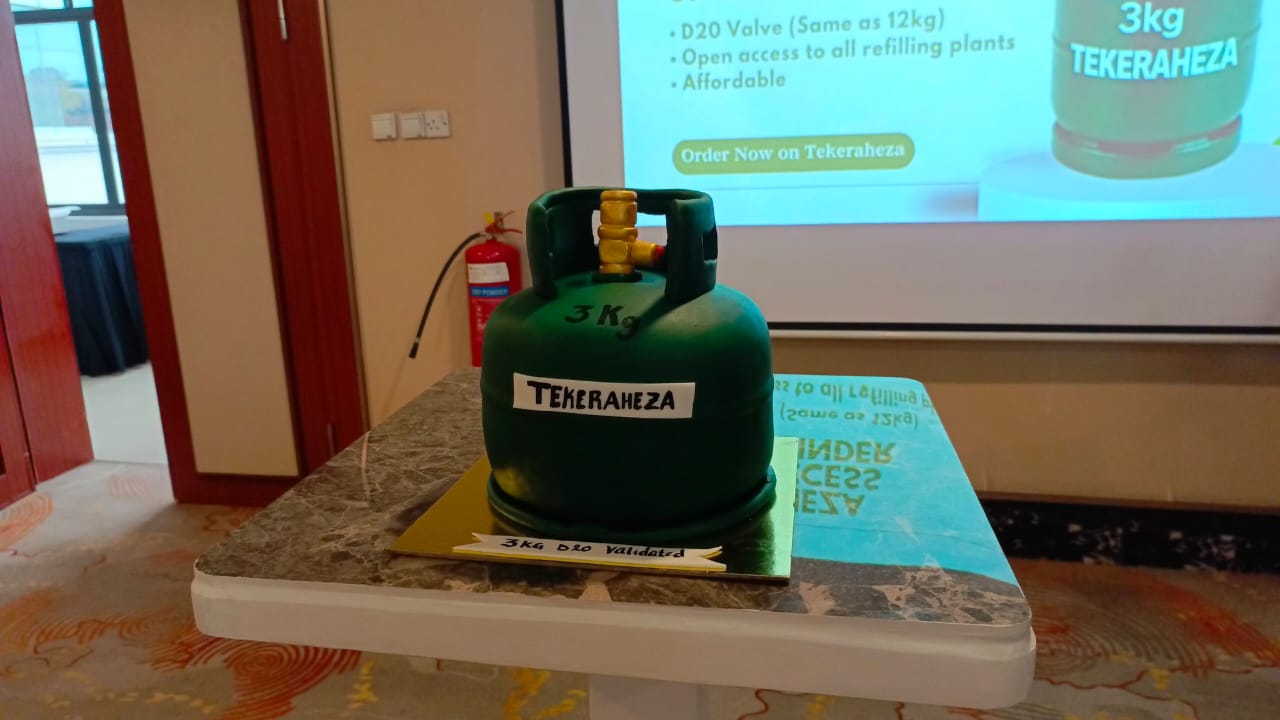 Mu kumurika icupa rya Gas ry'ibiro bitatu, hifashishijwe umutsima wa kizungu (Cake) ukoze mu ishusho y'iryo cupa