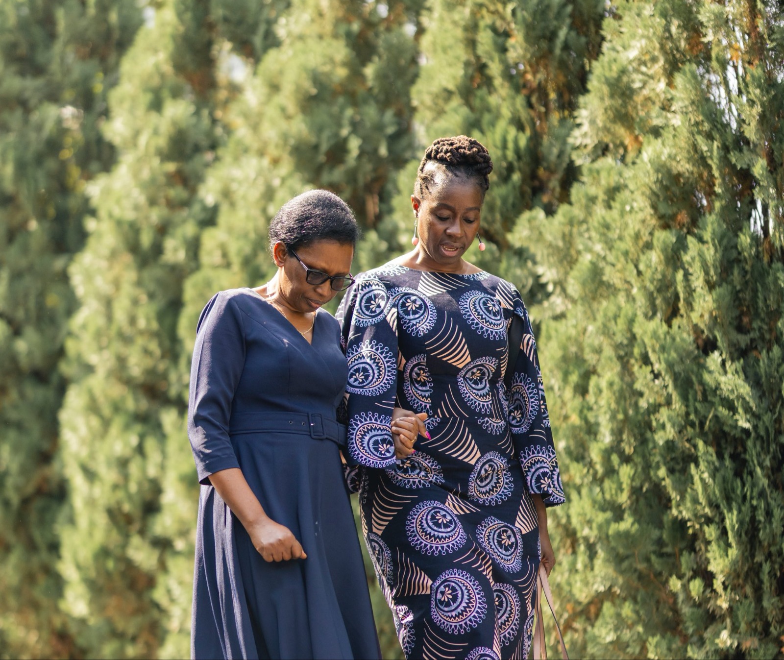 Perezida w'Umutwe w'Abadepite mu Nteko Ishinga Amategeko y'u Rwanda, Kazarwa Gertrude (wambaye indorerwamo), aganira na Dr. Fatmata Lovetta Sesay, uhagarariye Ishami ry'Umuryango w'Abibumbye ryita ku Iterambere (UNDP) mu Rwanda