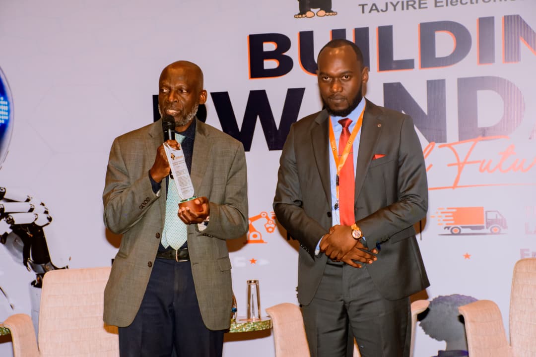 Lambert Gahungu wa Tajyire yashimiye abantu bamuba hafi mu rugendo. Aha ni Prof. Nelson Ijumba(ibumoso) yakira ikimenyetso cy'ishimwe