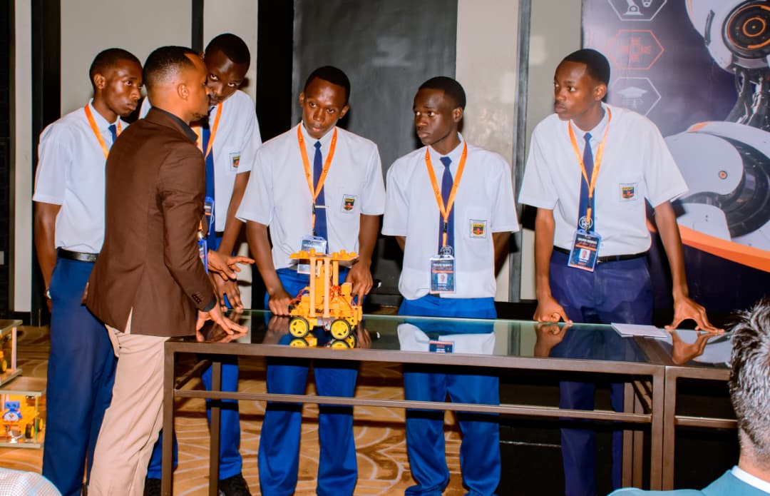 Abanyeshuri ni bamwe mu batanze ibitekerezo by'ingenzi mu kubaka iyi robot