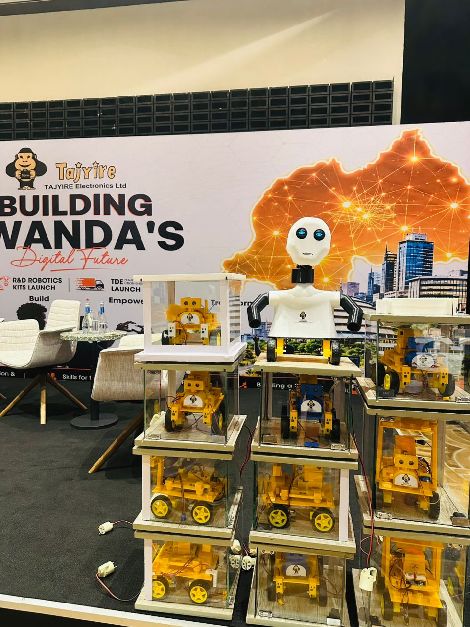 Robots zubatswe kuva buri kintu cyose cyakorewe muri Tajyire, ikorera muri Matheus House, Umujyi wa Kigali. Robot ifite ishusho y