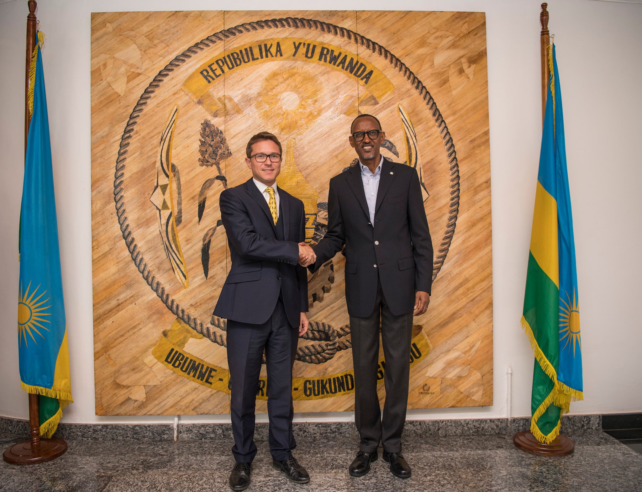 Perezida Kagame na William Gelling bafata ifoto y