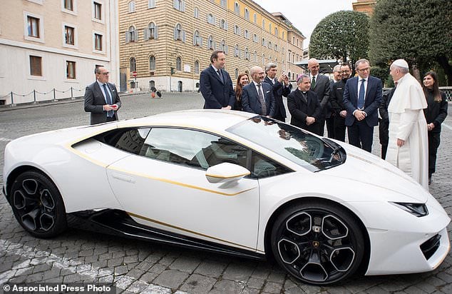 Papa Francis yahawe impano ya Lamborghini nshya 
