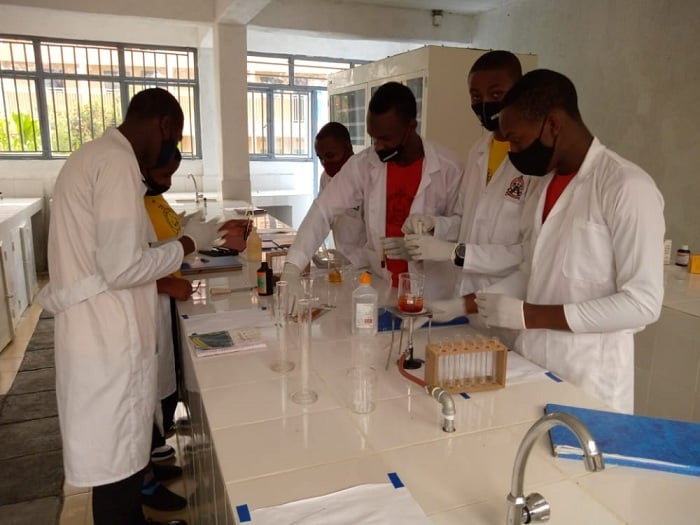 Abanyeshuri ba Wisdom School muri Laboratwari