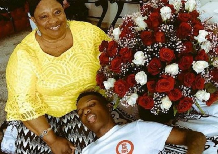 Wizkid ari mugahinda ko kubura umubyeyi we