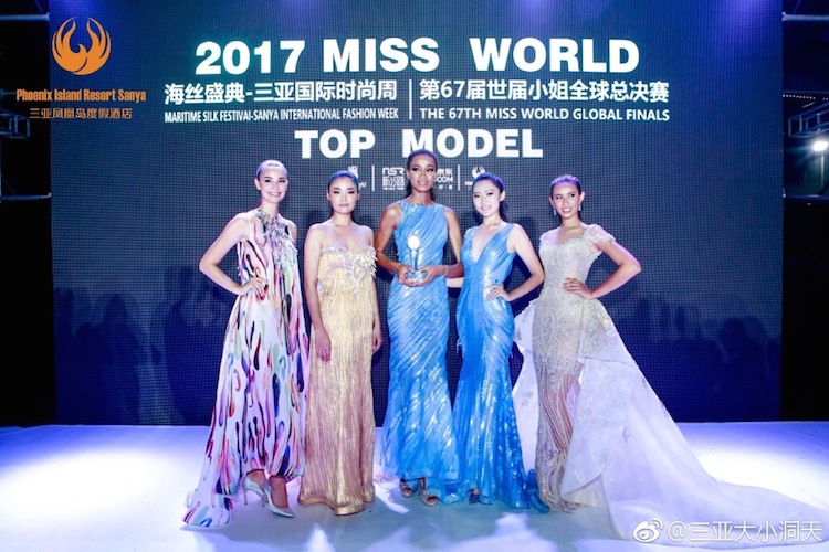 Miss Nigeria (hagati) niwe watsindiye igihembo cya Nyampinga uzi kumurika imideli 