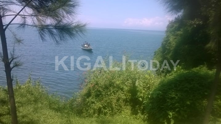 Ingabo zirwanira mu mazi nizo zatangiye gukora igikorwa cyo gushaka iyo modoka.